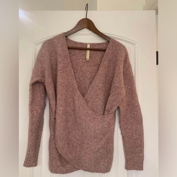 Pink Aritzia Babaton sweater - Picture 1 of 2